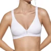 Soutien desportivo branco em algodão, sem aros e sem enchimento, com alças largas e detalhe central delicado para suporte e conforto diário.