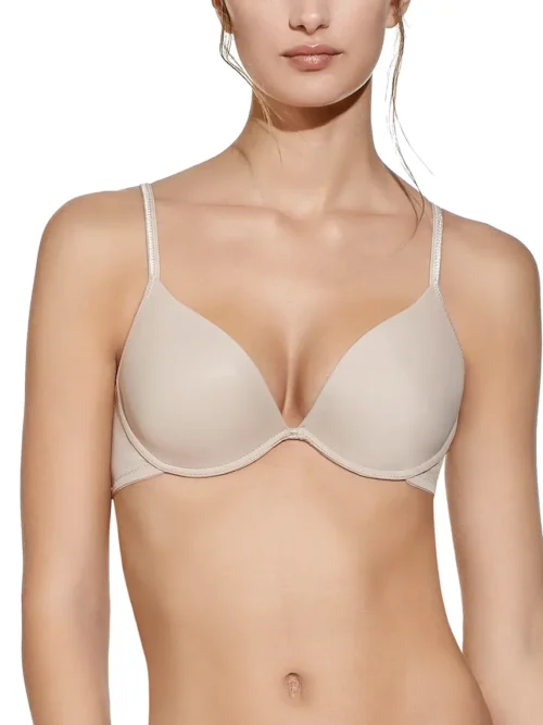 Sutiã terra básico com aros e enchimento, decote suave e alças finas ajustáveis. Possui fecho traseiro para ajuste confortável. Modelo posando de frente.