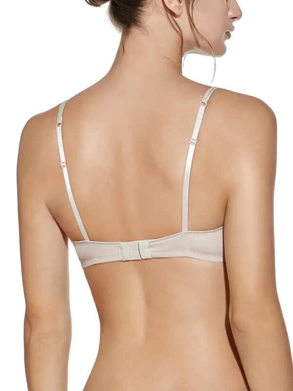 Sutiã terra básico visto por trás, com fecho ajustável e alças finas reguláveis. Modelo posando de costas para destacar o ajuste e acabamento confortável.