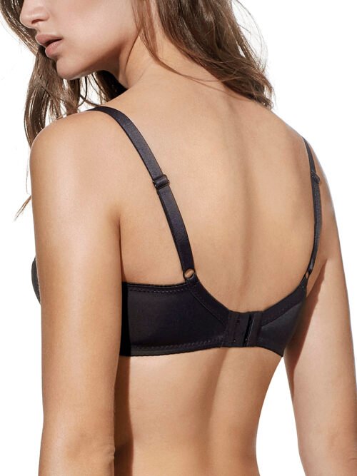 Sutiã preto com aros e enchimento, com fecho nas costas para ajuste perfeito. Elegante, confortável e com detalhes refinados em renda.