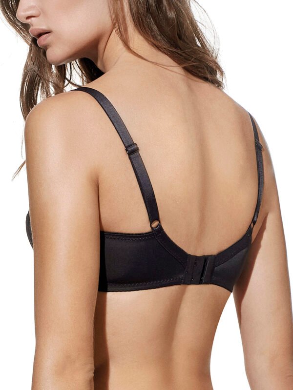038 ANTONELA - PRETO - 02 Sutiã preto com aros e enchimento, com fecho nas costas para ajuste perfeito. Elegante, confortável e com detalhes refinados em renda.