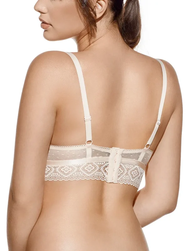 Sutiã Lydia - Rosa - Costas - Com Aros e Com Enchimento Vista traseira de um sutiã rosa rendado com base alongada e detalhes em tule. Possui fecho duplo nas costas para ajuste seguro e alças finas reguláveis, garantindo conforto e sustentação.