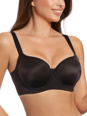 Sutiã preto com aros e enchimento, laterais largas para maior sustentação e conforto. Possui fecho traseiro ajustável e alças reguláveis. Modelo posando de lado.