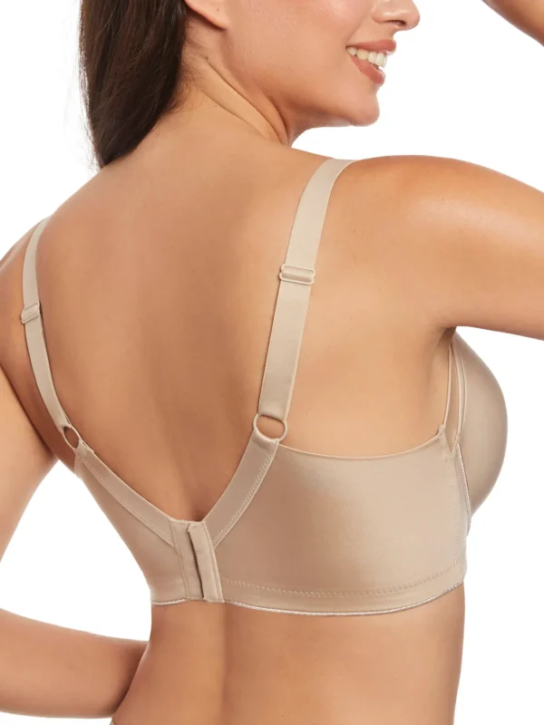 Sutiã cor terra com laterais largas para maior suporte e conforto. Fecho traseiro ajustável e alças reguláveis. Modelo posando de costas.