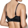 Modelo de costas usa um sutiã preto liso com fecho traseiro e alças ajustáveis. O design confortável proporciona suporte e ajuste perfeito ao corpo.