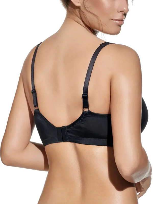 Modelo de costas usa um sutiã preto liso com fecho traseiro e alças ajustáveis. O design confortável proporciona suporte e ajuste perfeito ao corpo.