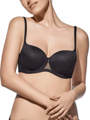 Modelo exibe um sutiã preto com aros, enchimento e detalhe em tule fino no centro. As alças ajustáveis proporcionam conforto, enquanto o fecho traseiro garante suporte seguro.