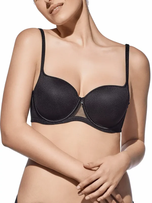 Modelo exibe um sutiã preto com aros, enchimento e detalhe em tule fino no centro. As alças ajustáveis proporcionam conforto, enquanto o fecho traseiro garante suporte seguro.