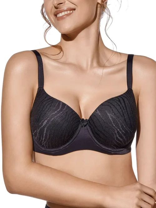 Modelo de frente vestindo sutiã preto com detalhe de tule bordado, conferindo um visual sofisticado. A peça conta com bojo com enchimento, aro de sustentação e alças ajustáveis, garantindo conforto e ajuste ideal.