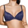 Modelo usando um sutiã azul com bojo e aros, adornado com delicado padrão floral em relevo. As alças ajustáveis e o fecho traseiro garantem ajuste confortável e sustentação adequada.