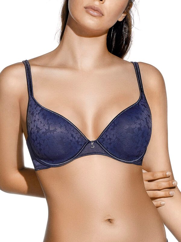 Modelo usando um sutiã azul com bojo e aros, adornado com delicado padrão floral em relevo. As alças ajustáveis e o fecho traseiro garantem ajuste confortável e sustentação adequada.