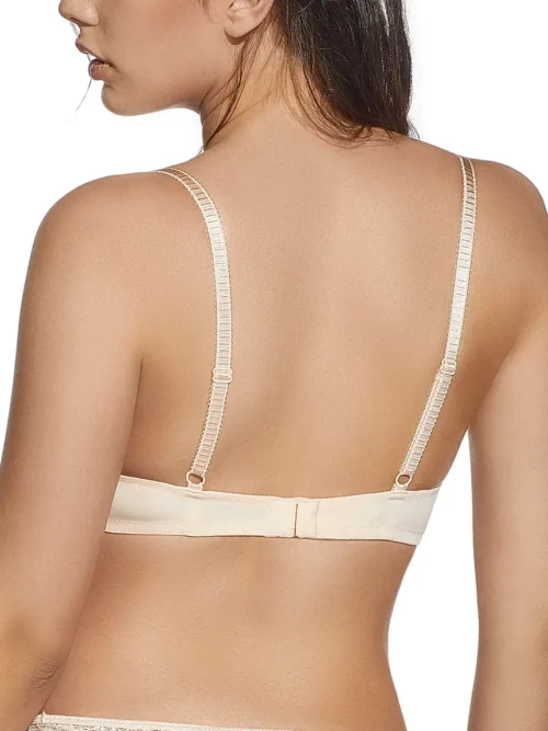 Imagem da parte traseira de uma mulher usando um sutiã rosa com enchimento e aros. O modelo conta com alças ajustáveis e fecho traseiro duplo para melhor suporte. Confeccionado em microfibra macia, possui um design elegante e confortável, ideal para uso diário.