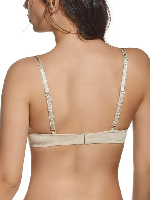 Mulher de costas usando sutiã terra com enchimento e aros. O modelo possui alças ajustáveis e fecho traseiro para melhor suporte.
