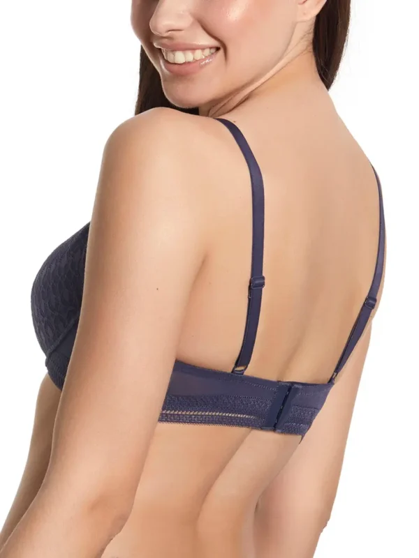 Parte traseira de sutiã azul de renda com fecho ajustável e alças finas reguláveis. Possui base delicada com detalhes vazados e acabamento reforçado para maior conforto e sustentação.