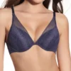 Sutiã azul de renda no modelo bralette, com enchimento e aros para sustentação. Apresenta decote profundo em V com detalhes de tule transparente na parte superior das copas. Possui alças finas ajustáveis e fecho traseiro para um ajuste confortável.