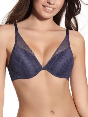 Sutiã azul de renda no modelo bralette, com enchimento e aros para sustentação. Apresenta decote profundo em V com detalhes de tule transparente na parte superior das copas. Possui alças finas ajustáveis e fecho traseiro para um ajuste confortável.