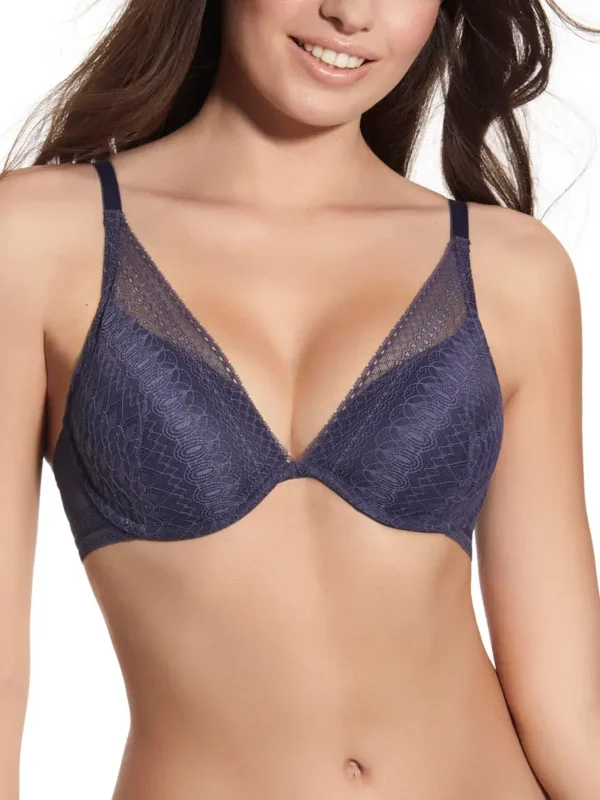 Sutiã azul de renda no modelo bralette, com enchimento e aros para sustentação. Apresenta decote profundo em V com detalhes de tule transparente na parte superior das copas. Possui alças finas ajustáveis e fecho traseiro para um ajuste confortável.