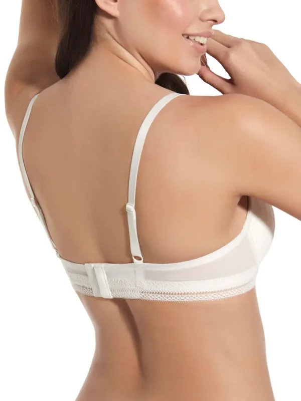 Parte traseira de um sutiã bralette na cor marfim, com fecho nas costas e alças ajustáveis. O modelo apresenta detalhes em renda e tecido de tule levemente transparente para um ajuste confortável e sofisticado.