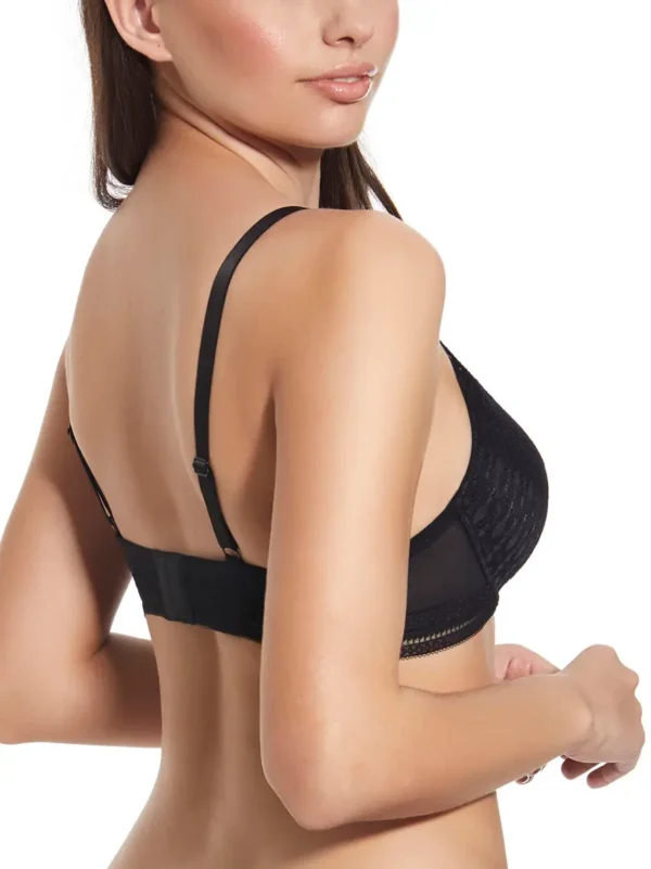 Modelo de costas vestindo sutiã bralette preto com enchimento e aros. As alças ajustáveis e o fecho traseiro garantem conforto e suporte. A renda delicada adiciona um toque sofisticado ao design.