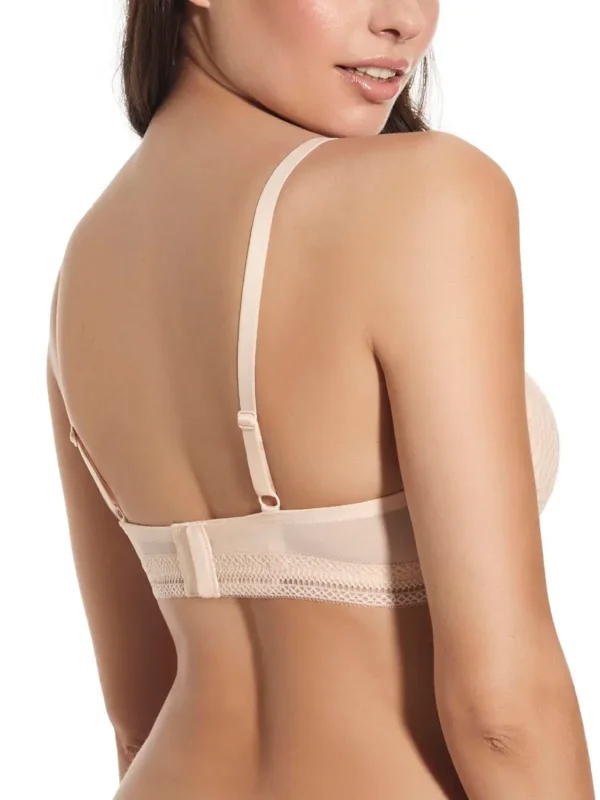 Modelo de costas vestindo sutiã bralette rosa com renda delicada. As alças ajustáveis proporcionam conforto e sustentação, enquanto o fecho traseiro reforça a segurança da peça.