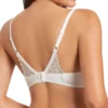 Modelo de costas usando sutiã marfim com fecho ajustável. As alças reguláveis garantem um ajuste perfeito, enquanto as costas em renda delicada proporcionam um toque elegante e sofisticado.