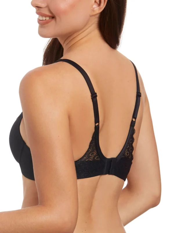 Modelo de costas usando sutiã preto com detalhes em renda e alças ajustáveis. O fecho traseiro proporciona suporte e ajuste seguro, enquanto a renda delicada adiciona um toque sofisticado.