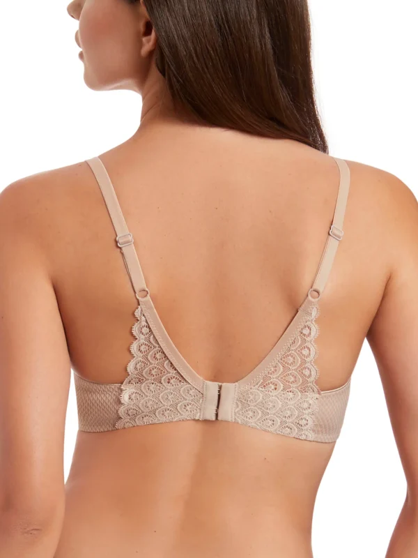 Modelo de costas vestindo um sutiã na cor terra, com alças ajustáveis e fecho traseiro. O detalhe em renda forma um elegante desenho em V nas costas, proporcionando um toque delicado e sofisticado à peça.