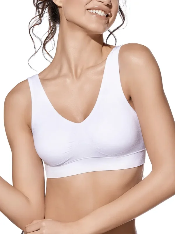 Mulher a usar sutiã desportivo branco sem aros, sem costuras, com dupla camada e enchimento removível, ideal para conforto diário.