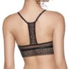 Costas do sutiã bralette preto com renda delicada, sem aros e almofadas removíveis, com alças ajustáveis em estilo nadador rendado.