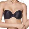 Mulher a usar sutiã preto sem alças com duplo push up, com aros e fecho nas costas, ideal para tops decotados ou sem alças.