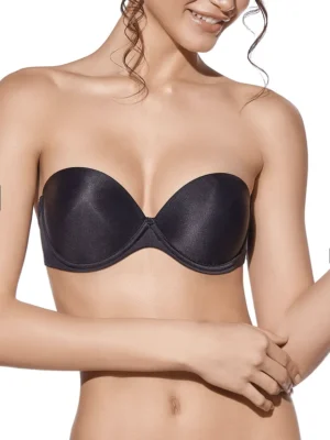 Mulher a usar sutiã preto sem alças com duplo push up, com aros e fecho nas costas, ideal para tops decotados ou sem alças.
