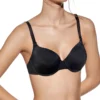 Mulher com sutiã multiposições preto, com enchimento e aros, alças ajustáveis e copas modeladas que garantem suporte firme e contorno elegante.