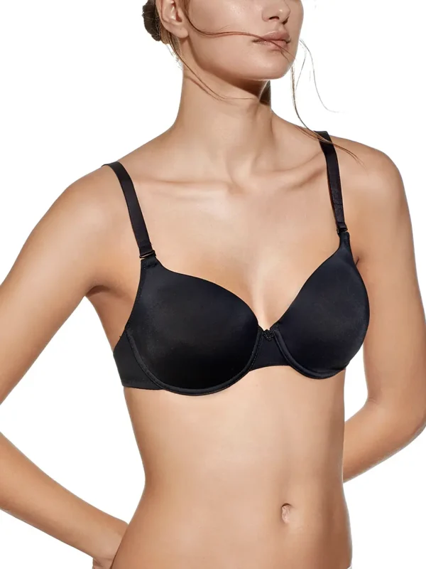 Mulher com sutiã multiposições preto, com enchimento e aros, alças ajustáveis e copas modeladas que garantem suporte firme e contorno elegante.