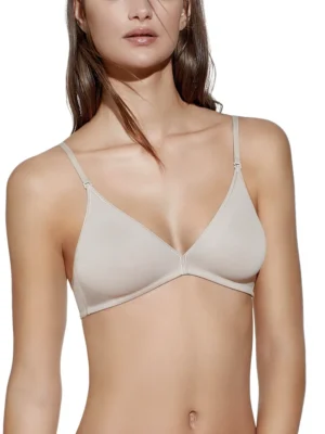 Sutiã Begoña - Terra - Sem Aros Sem Enchimento Sutiã multiposições cor terra sem aros e sem enchimento, com alças finas ajustáveis e corte triangular para leveza e versatilidade no uso diário.