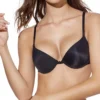 Mulher com sutiã preto push-up de microfibra com aros, alças ajustáveis e design multiposições que oferece versatilidade e suporte elegante.