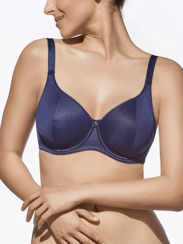 Mulher usando sutiã azul sem enchimento, com aros e efeito redutor, confeccionado em tecido simplex. Modelo confortável com alças ajustáveis.
