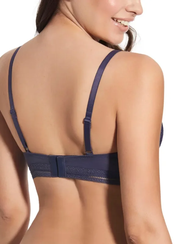 Costas de sutiã bralette azul em renda delicada, sem aros, com enchimento e alças ajustáveis, ideal para conforto diário.
