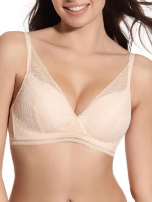 Sutiã Regina - Rosa - Sem Aros Com Enchimento Sutiã bralette rosa em renda delicada, com enchimento leve, sem aros, alças ajustáveis e fecho nas costas para maior conforto.