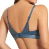 Sutiã Cloe - Azul - Costas - Sem Aros Sem Enchimento Vista traseira do sutiã de renda azul com alças ajustáveis e fecho central, modelo sem aros pensado para elegância, suporte leve e conforto diário.