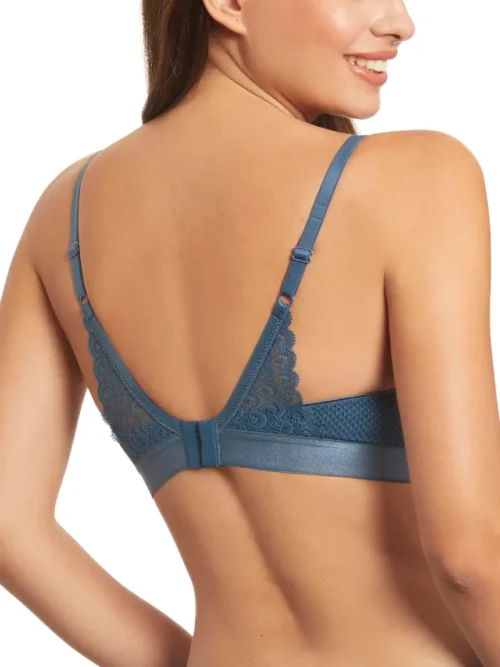 Vista traseira do sutiã de renda azul com alças ajustáveis e fecho central, modelo sem aros pensado para elegância, suporte leve e conforto diário.