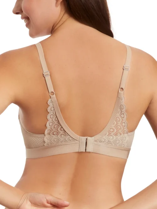 Costas do sutiã cor terra com renda delicada, fecho ajustável e alças finas reguláveis, ideal para conforto, suporte leve e elegância diária.