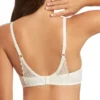 Sutiã marfim sem enchimento visto por trás, com alças ajustáveis e detalhe sofisticado em renda nas costas. Fecho prático para melhor ajuste e conforto.