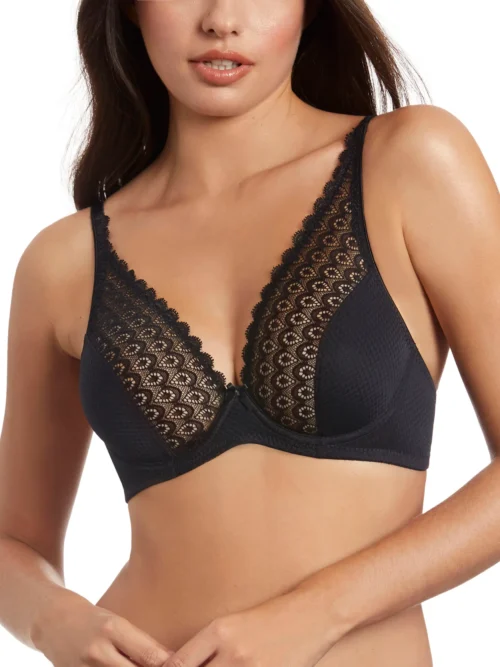 Sutiã preto sem enchimento, com decote em V profundo e detalhes sofisticados em renda delicada no busto. Modelo elegante e confortável, com acabamento texturizado.