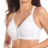Mulher com sutiã desportivo branco, sem aros, com abertura frontal, alças ajustáveis e costas olímpicas que facilitam o vestir e o suporte.