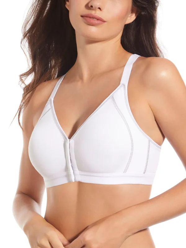 Mulher com sutiã desportivo branco, sem aros, com abertura frontal, alças ajustáveis e costas olímpicas que facilitam o vestir e o suporte.