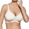 Soutien branco em algodão suave, sem aros e sem enchimento, com alças ajustáveis e fecho traseiro, ideal para conforto diário e suporte natural.