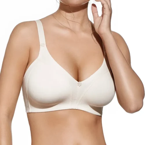 Sutiã branco em algodão suave, sem aros e sem enchimento, com alças ajustáveis e fecho traseiro, ideal para conforto diário e suporte natural.