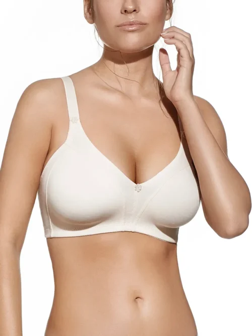 Sutiã branco em algodão suave, sem aros e sem enchimento, com alças ajustáveis e fecho traseiro, ideal para conforto diário e suporte natural.